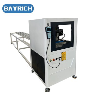 Maskine til fremstilling af tandremshul og riller